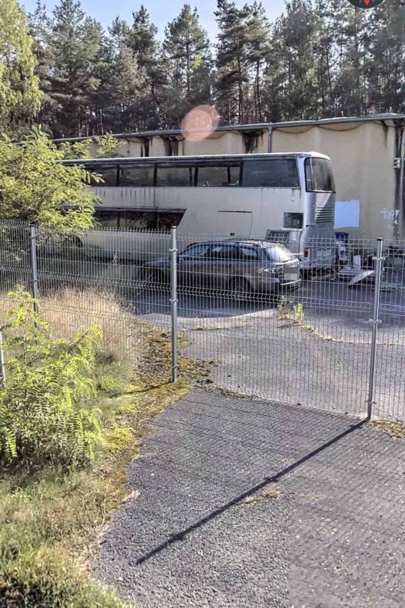 Verlassene mall und Fitnessstudio plus bus