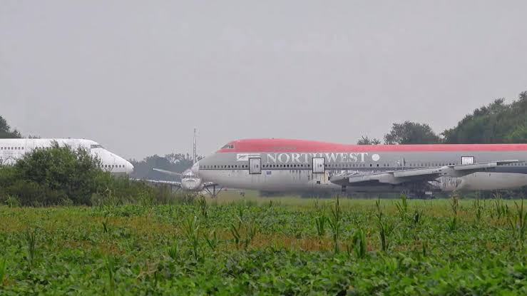 Abandoned aircraft (various 747s, 737s, a300s esc.)