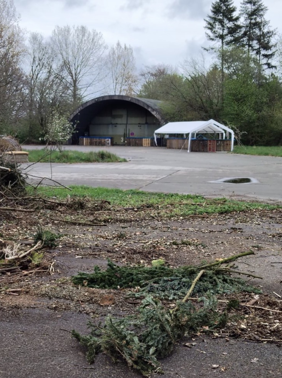 Fliegerhorst mit Bunkeranlagern