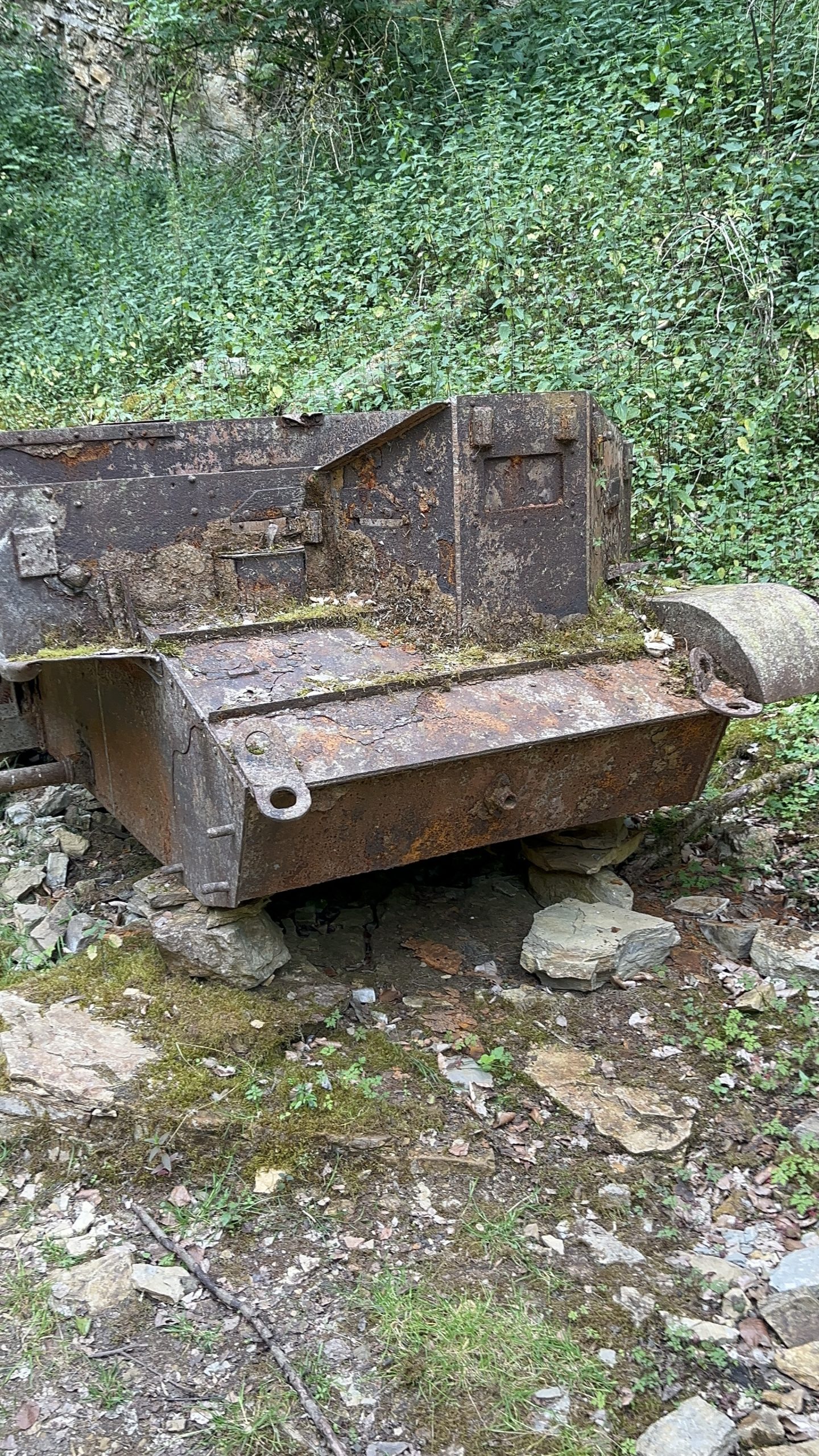 Steinbruch und Panzerreste