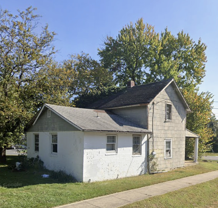 800 CRESTVIEW DR. [ABANDONED COTTAGE.]